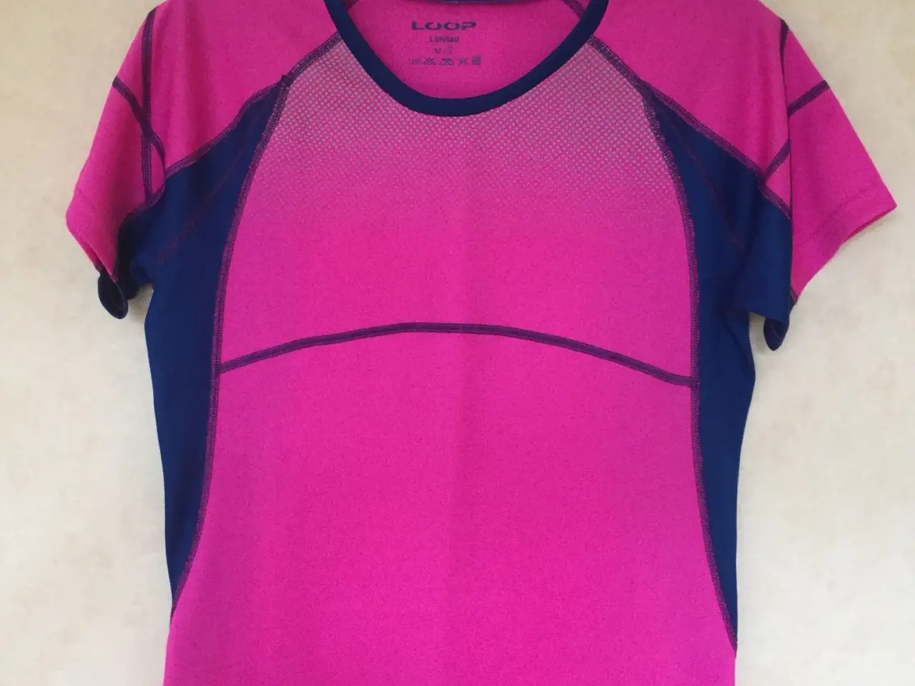 Billede 3 - T-shirt i str. M / L  3 stk. - i alt 99 kr