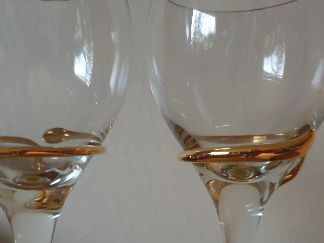 Billede 4 - Elegante Vinglas med Guld-Dekoration