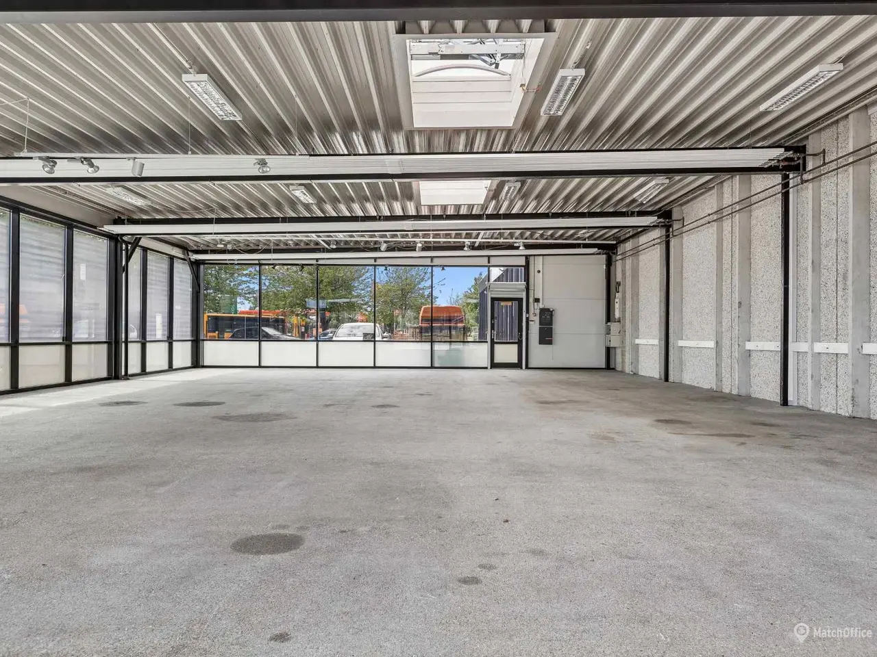 Billede 2 - 1.130 m² nyistandsat lager/showroom og kontor ud til trafikeret vej