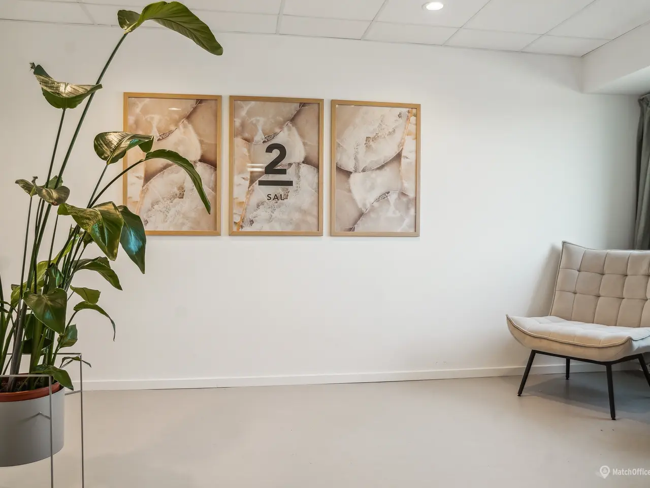 Billede 9 - Moderne. lyst kontor og råt indrettet mindre lager