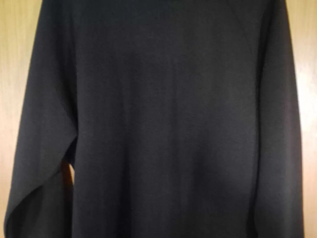 Billede 1 - Sort object bluse