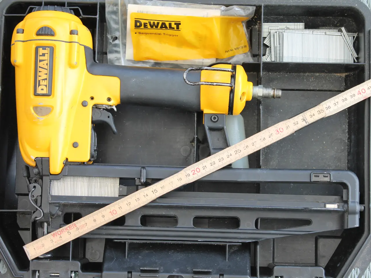 Billede 2 - Sømpistol Dewalt, for trykluft.