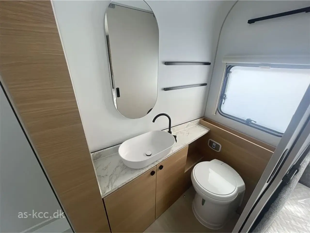 Billede 8 - 2026 - Adria Adora 572 UT   Adria Adora 572 UT Årg, 2026 4 sovepladser, 5 siddepladser, enkeltsenge og toilet og bad i bagenden