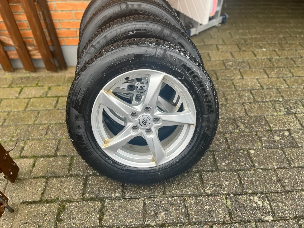 Billede 1 - Flotte Michelin dæk Alpine 5 Alu til VW