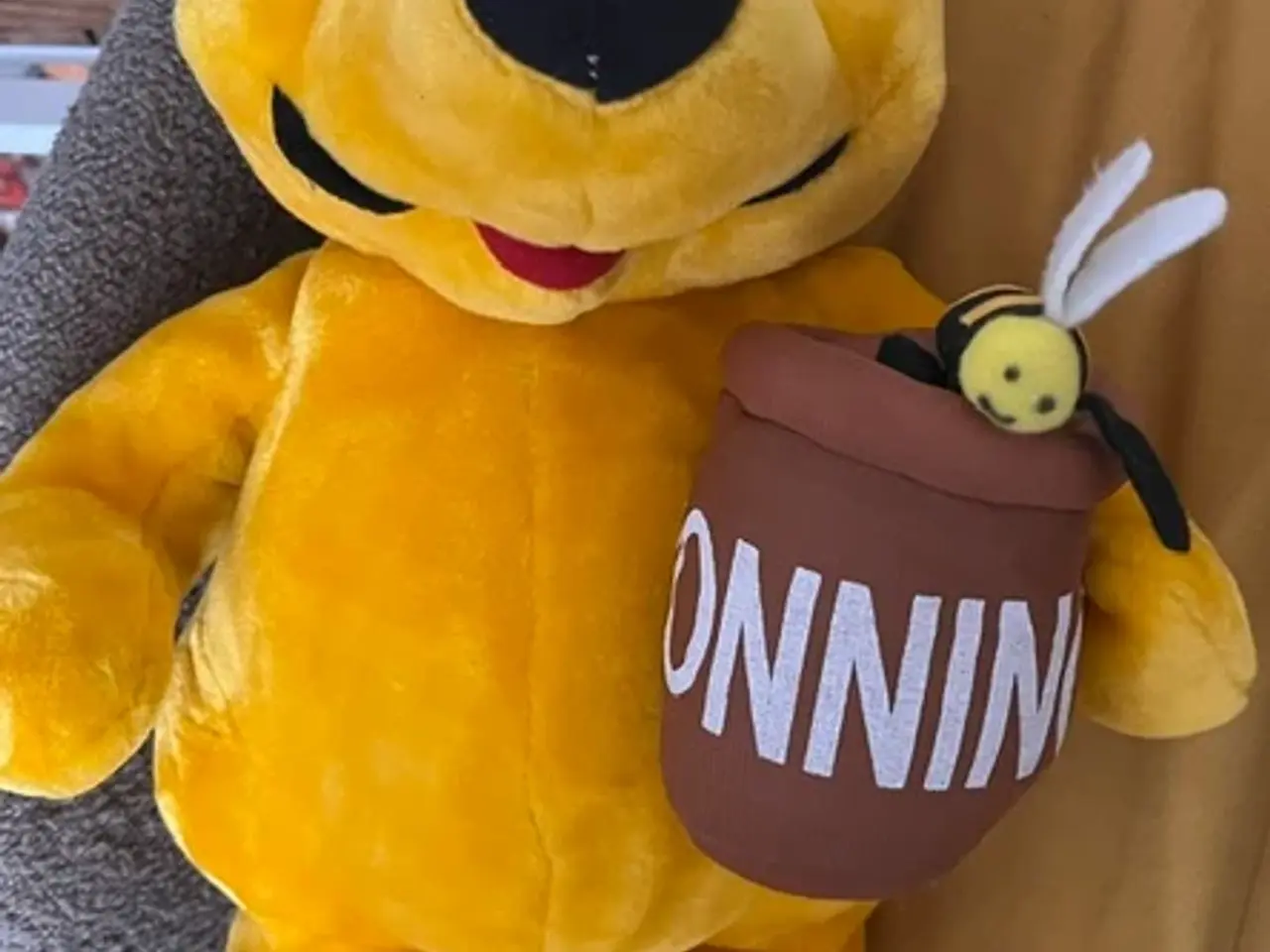 Billede 2 - Peter Plys bamse med honningkrukke og bier (42 cm)