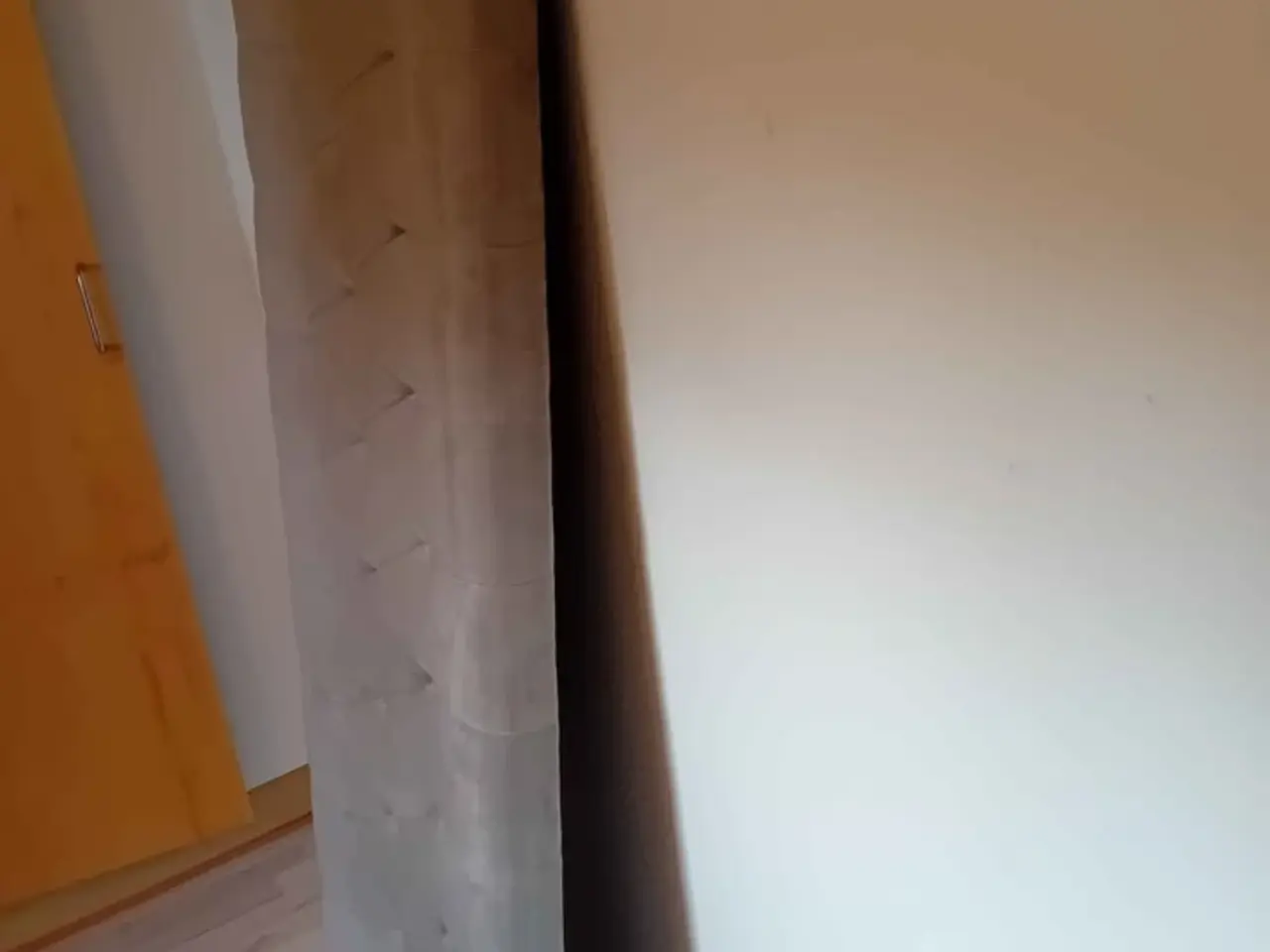 Billede 2 - Sengegavl ELLOS HOME grå velour