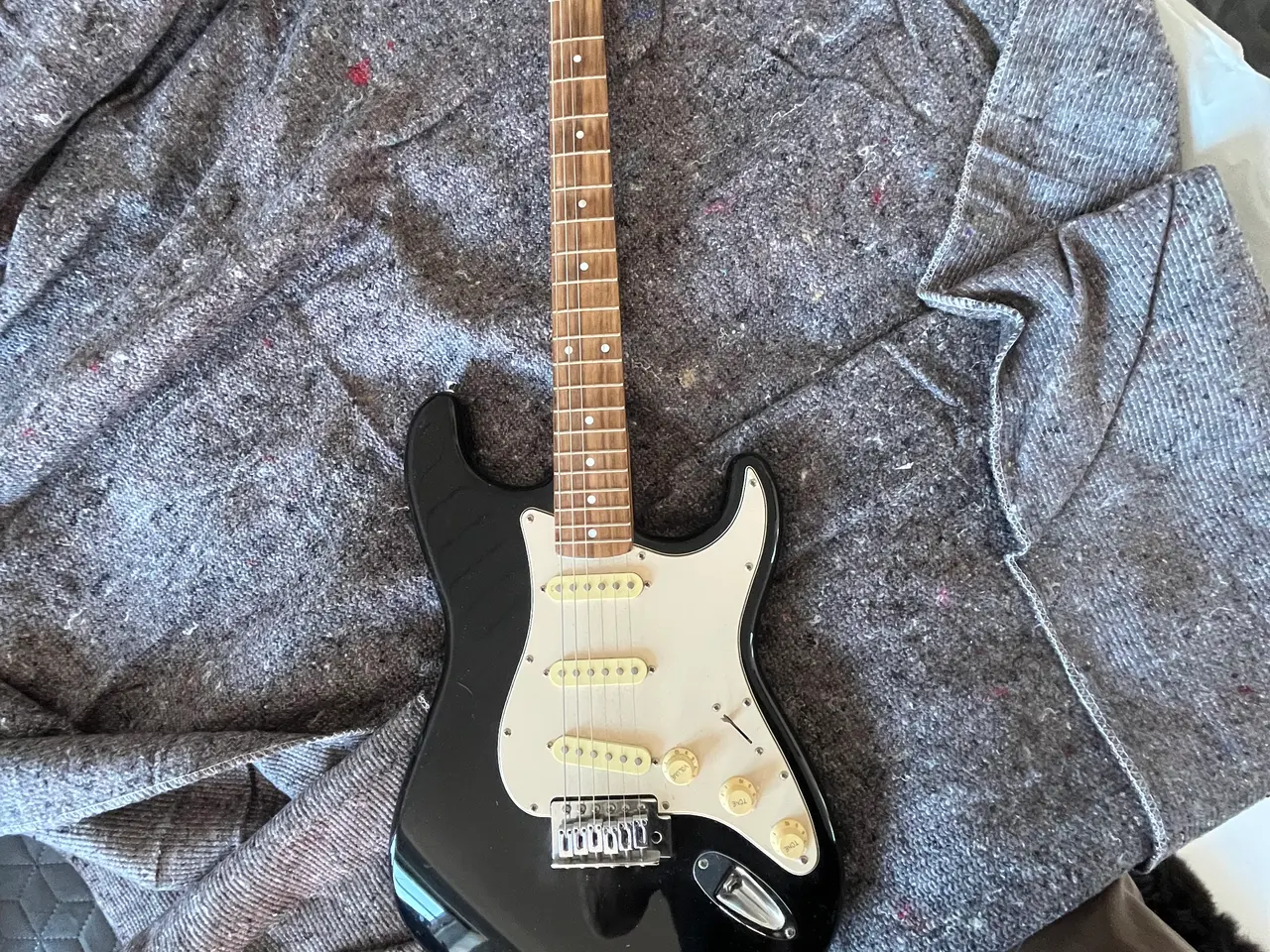 Billede 2 - Squier Strat elektrisk guitar sort