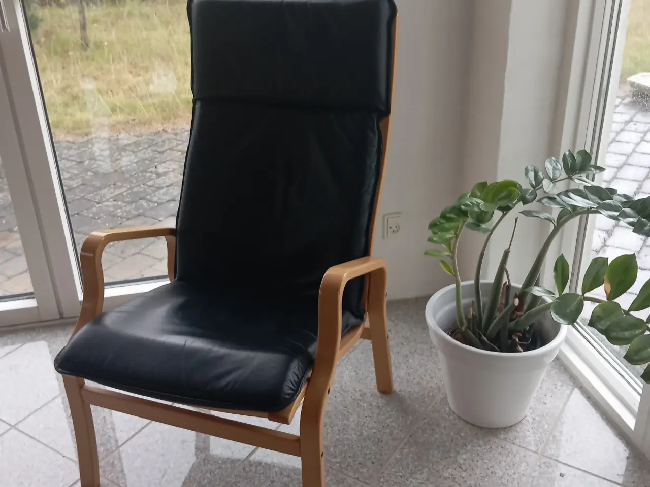 Billede 5 - Fin lænestol i Bøgetræ og sort læder.