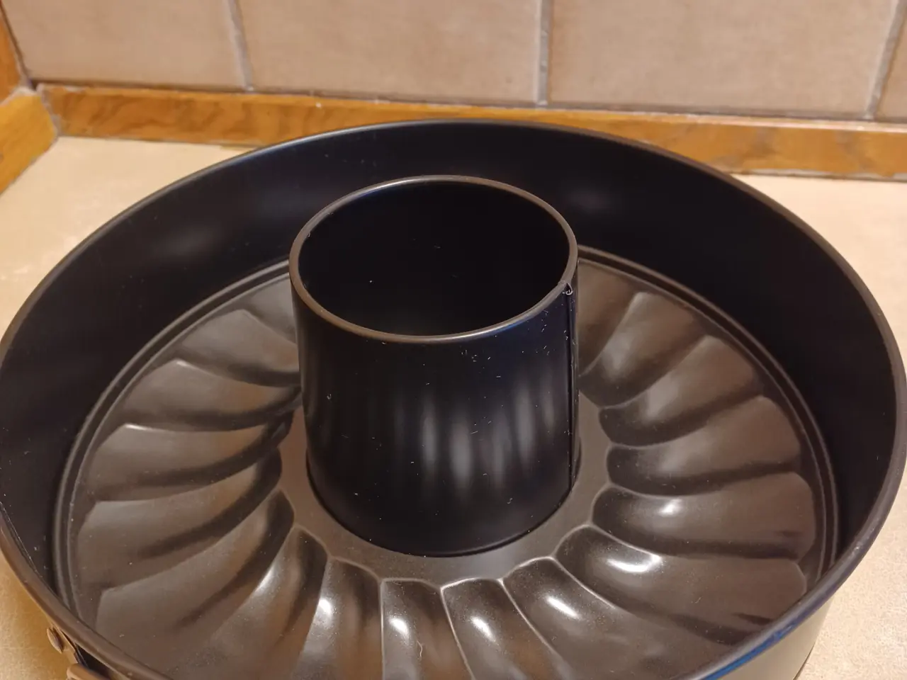 Billede 1 - Springforme - 1 non stick ny/ubrugt og 1 i metal
