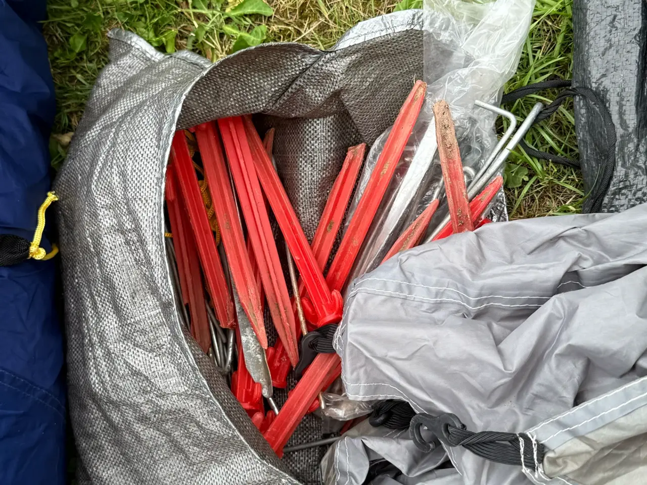 Billede 5 - Camping Tent with Poles and Pegs