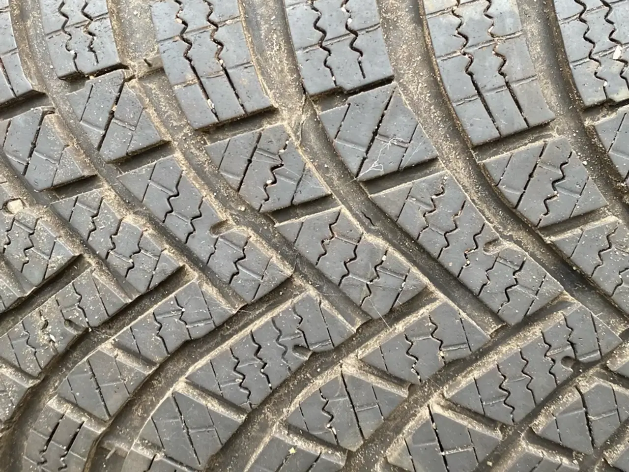 Billede 2 - Hankook 185/65/R15 vinterdæk Boltmønster 8 mm Kun