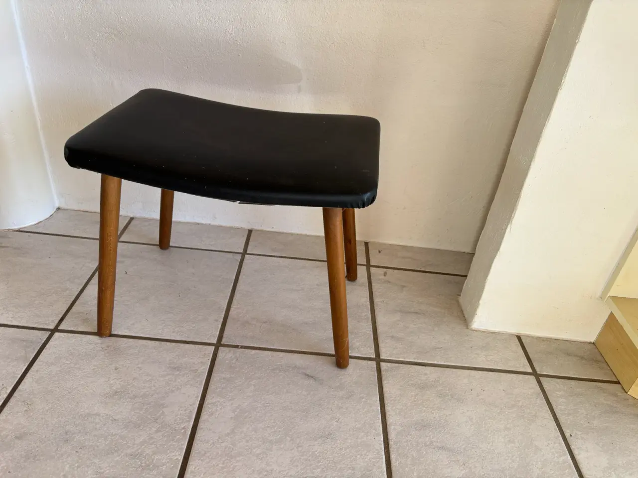 Billede 1 - Retro skammel i teak, sort skai (1960’erne)