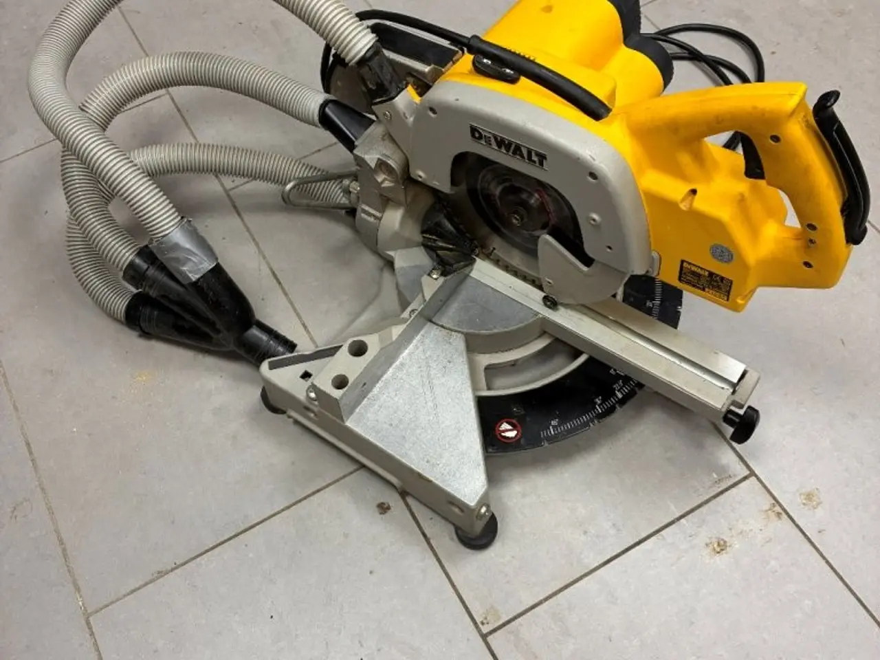 Billede 1 - DeWalt DW707 kap- og geringssav med udtræk