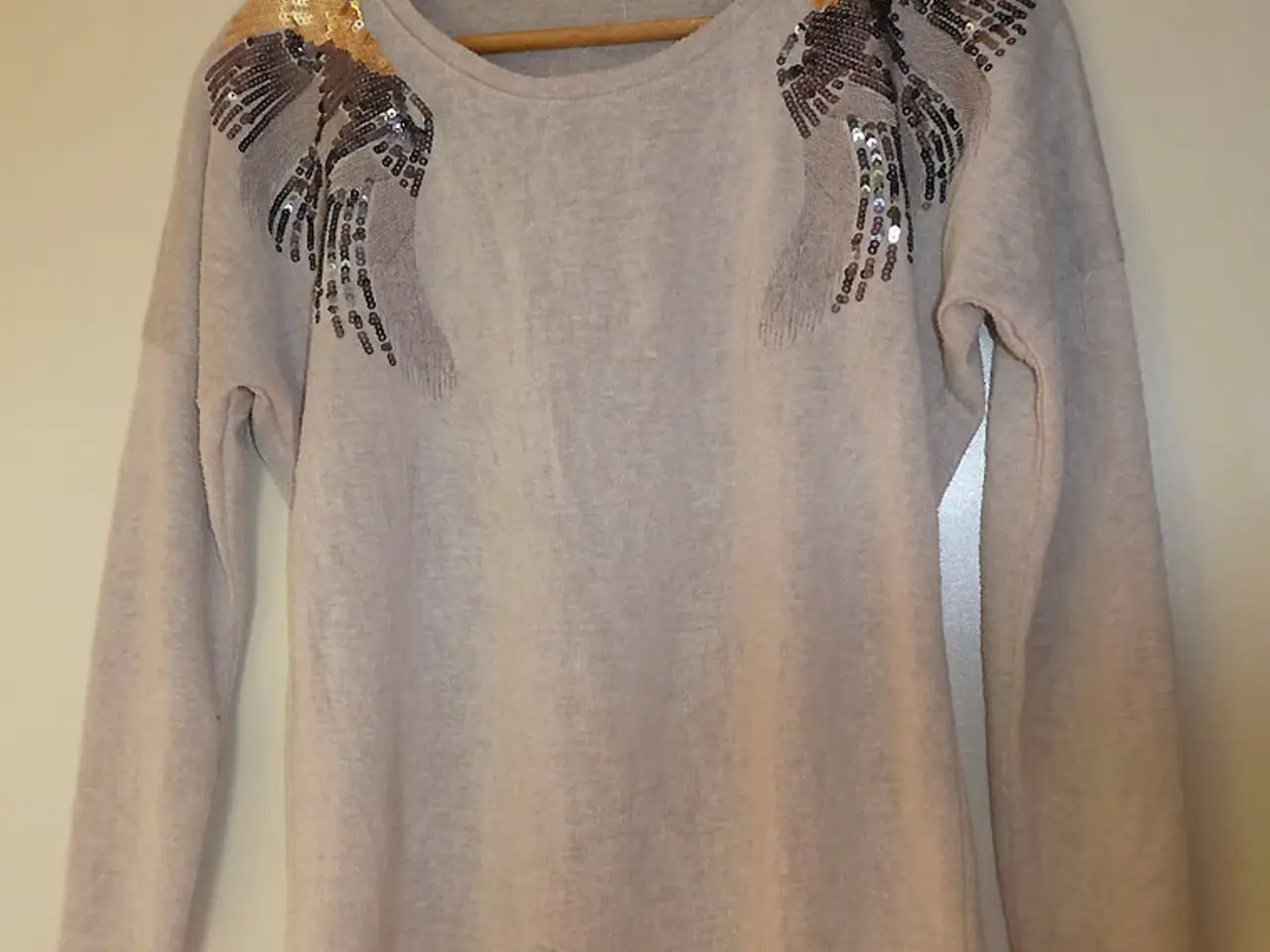 Billede 1 - Bluse med pailetter