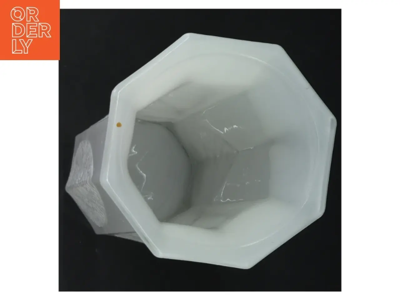Billede 2 - Hvid glas vase med relief (str. H. 24,5 cm. ø. 7,5 cm)