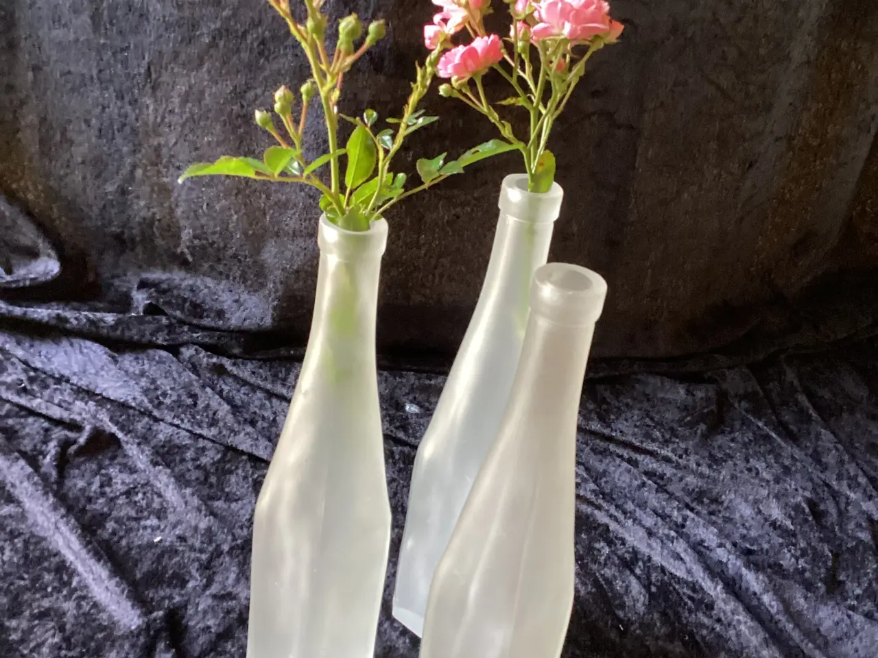 Billede 3 - Matterede hvid glasflasker/vaser til en blomst