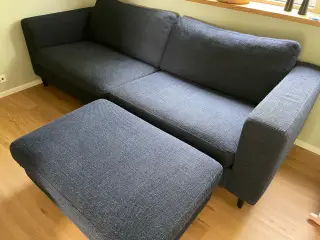 Blå sofa 2 1/2 personer med puf