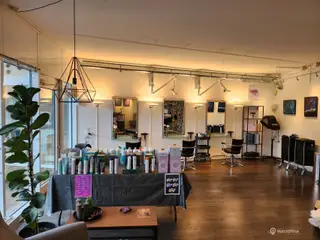 Frisør Saloon inkl. inventar udlejes. moderne og klar til overtagelse.