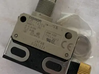 Omron D4F-1A20N Compact endestopkontakt Roller
