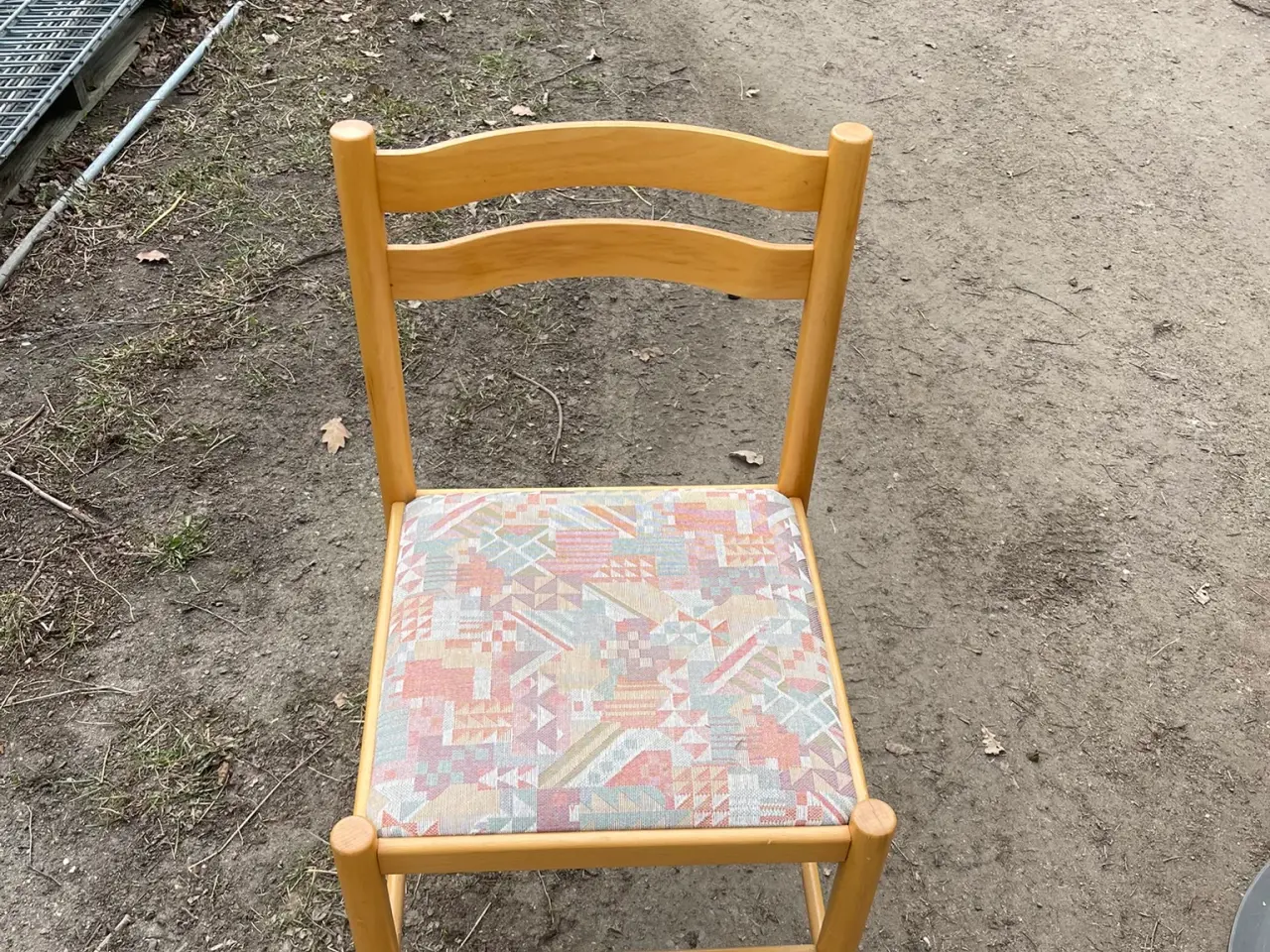 Billede 3 - SOLIDT LILLE SPISEBORD MED 3 STOLE