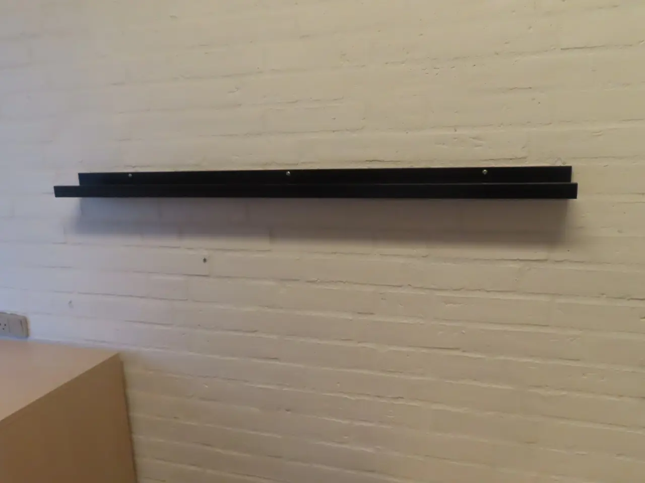 Billede 3 - Indhold på værelse af bord, køjeseng, skab mv.