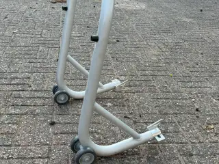 MC løfter