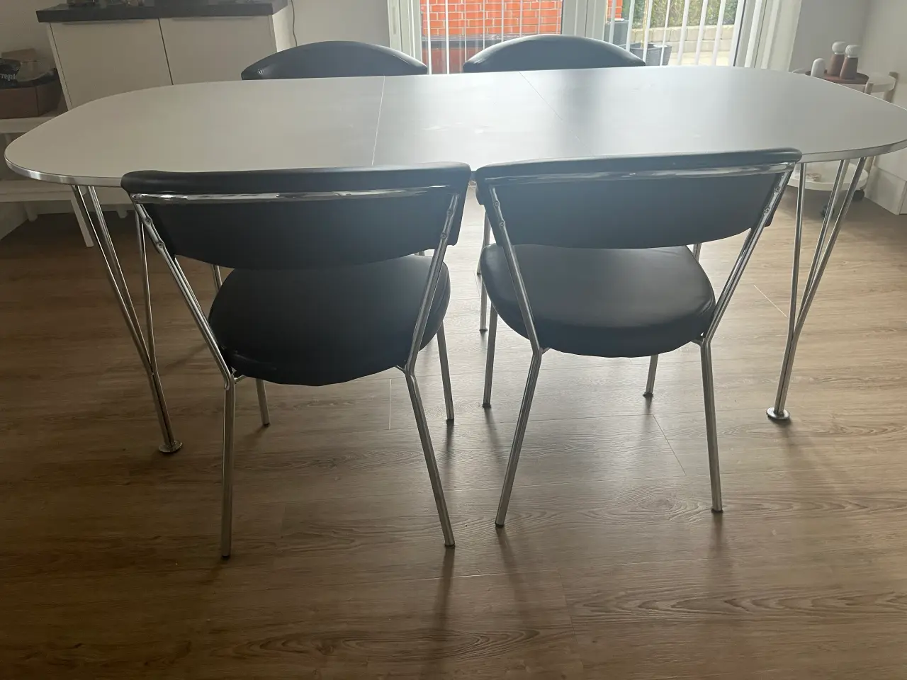 Billede 2 - Hvidt bord med 4 stole