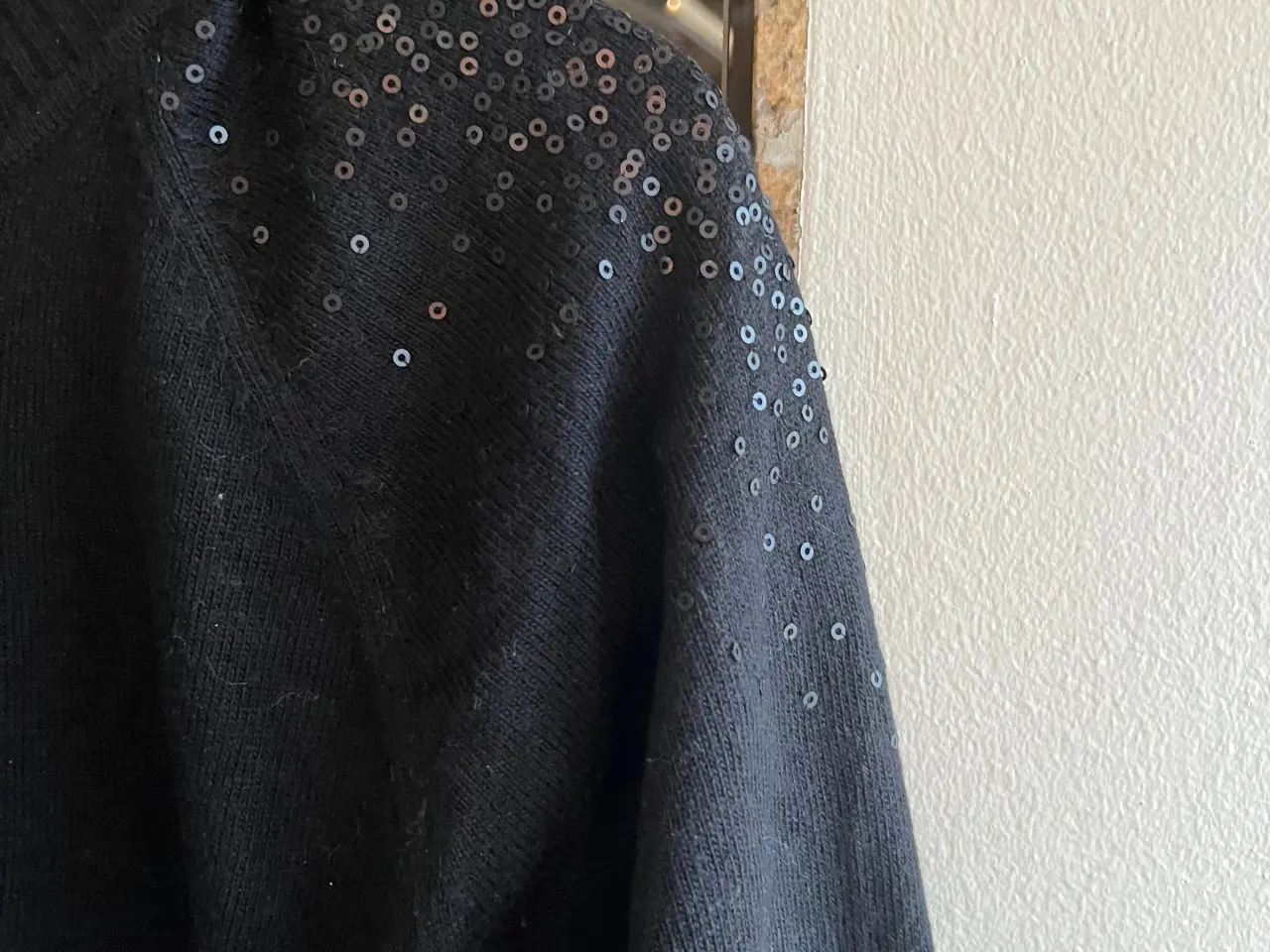 Billede 5 - Pæn sort bluse med palietter fra Jubylee str M