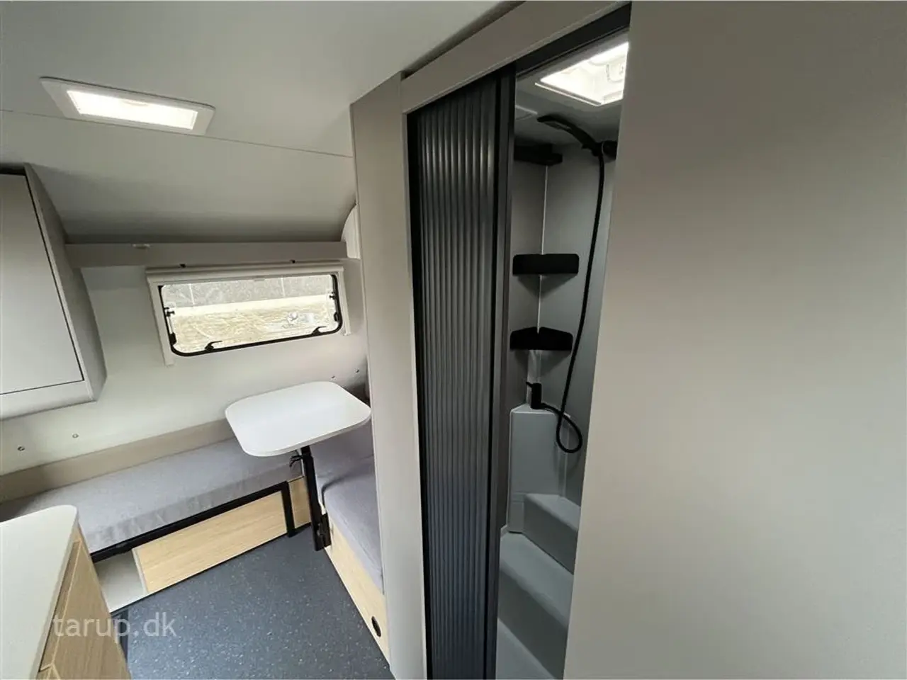 Billede 11 - 2026 - Adria Action 391 PD   Tværstillet dobbeltseng, L-siddegruppe, LED-kanallys, TV-holder,  XL-aksel, alufælge, stort køleskab, el-gulv-varme, Truma Combi 4