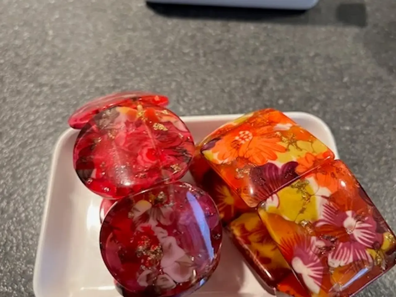 Billede 3 - 2 chunky & farverige armringe – Blomster+glimmer