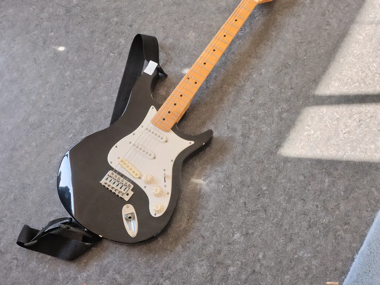 Billede 1 - El-guitar BEHRINGER