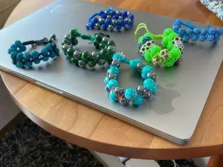 Nye knyttede armbånd