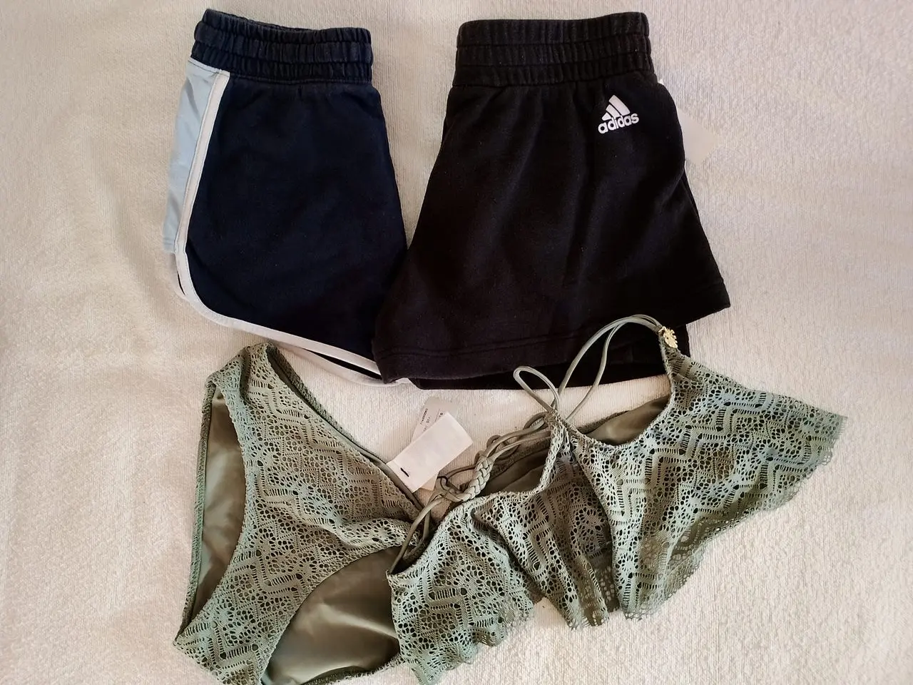 Billede 2 - Toppe, BH, Shorts m.m.m. Str. 12-16 år.