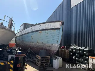 Fiskekutter med styrehus og motor projektbåd