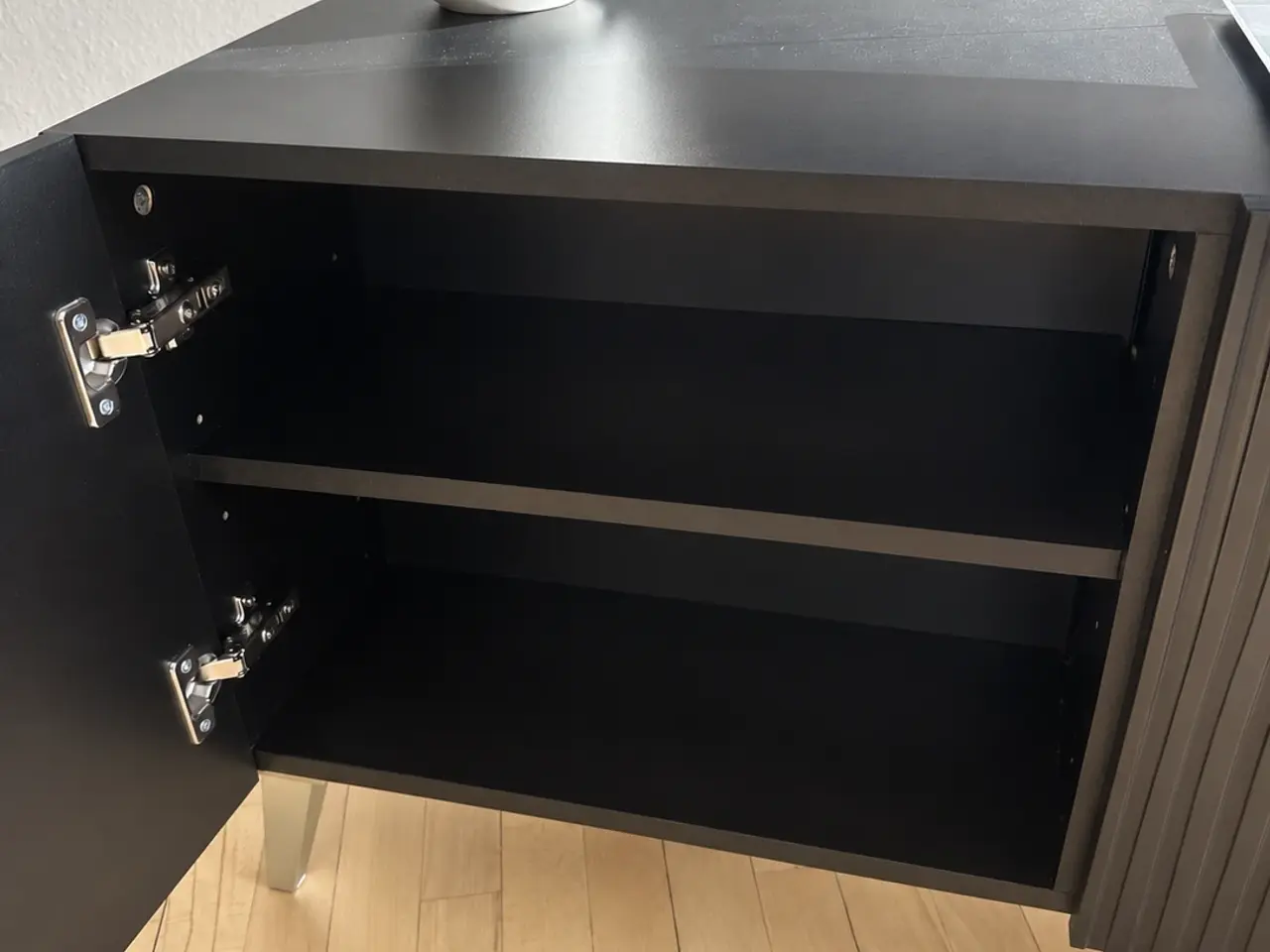 Billede 4 - TV-bord i sort med rillede låger