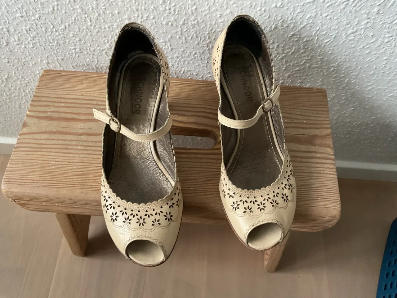 Billede 1 - Pæn lys sandal med hæl  str 39