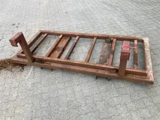 - - - Skovlstativ bredde 220 og 100 cm dybde