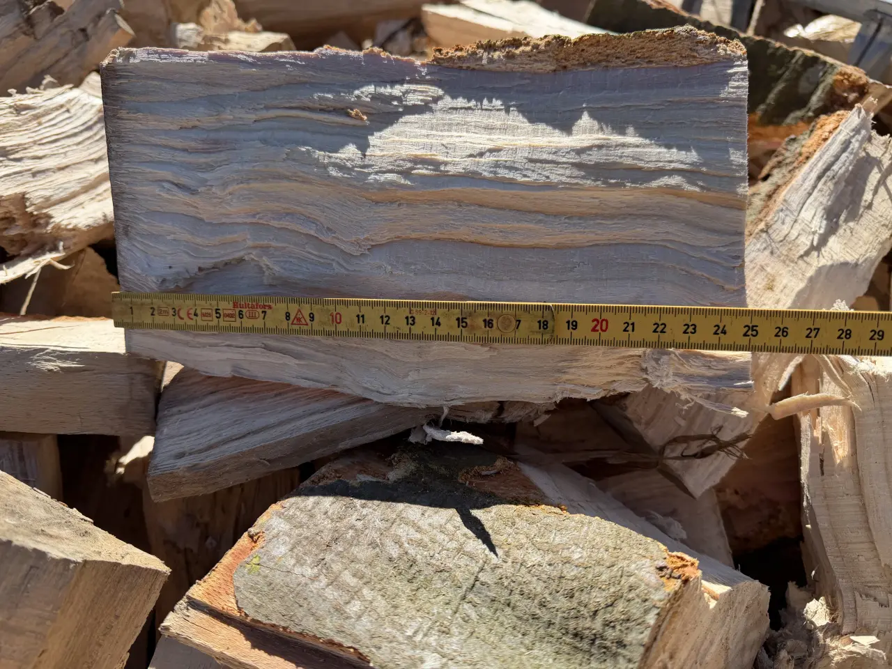 Billede 2 - Savet og kløvet I 25-30 cm stykker.