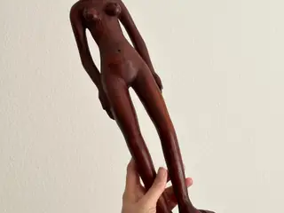 Høj træfigur, kvinde