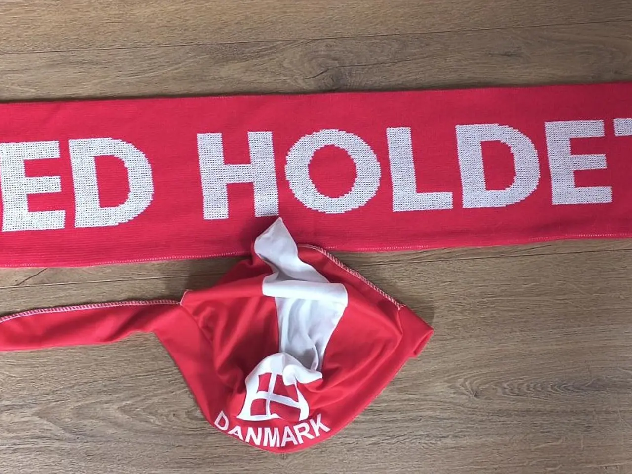 Billede 2 - NYT DANMARK SÆT, HALSTØRKLÆDE OG BANDANA
