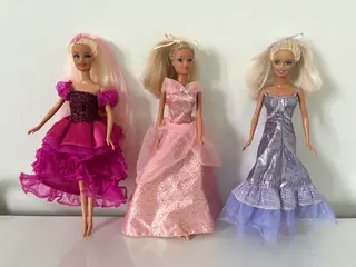 3 stk Barbie dukker i flotte kjoler