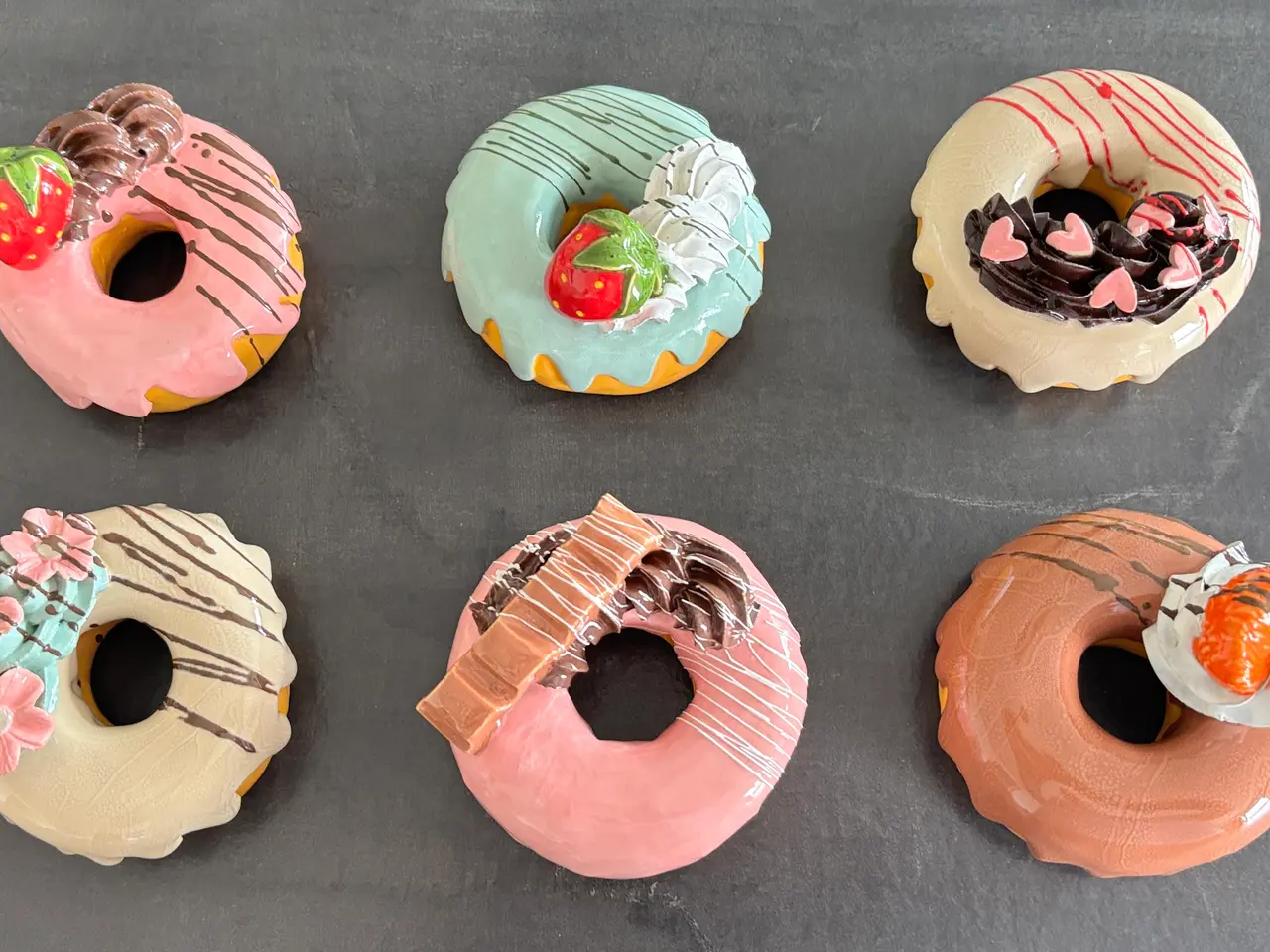 Billede 1 - Donuts håndlavet i keramik.