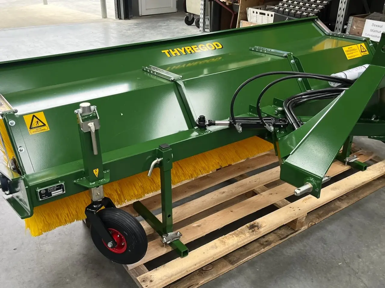 Billede 1 - Thyregod TK 2800 med nylon børster og hydraulisk sving. brede 2800 og feje brede 2500