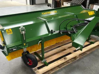 Thyregod TK 2800 med nylon børster og hydraulisk sving. brede 2800 og feje brede 2500