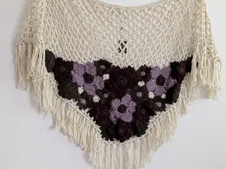 PONCHO I ELEGANT DESIGNUDGAVE EXTREMT SMUK UDFØRT
