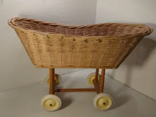 vintage dukkeseng i rattan(flet) på hjul 