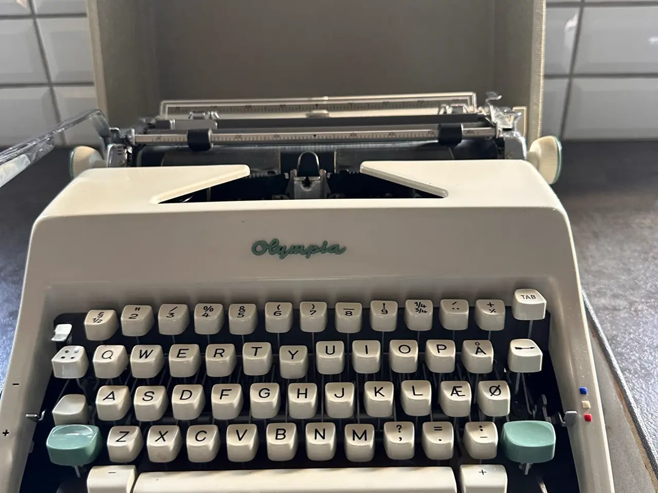 Billede 1 - Retro Olympia skrivemaskine i original kuffert