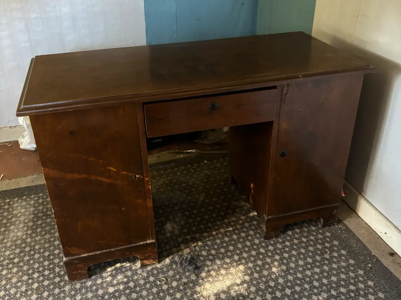 Billede 1 - Retro skrivebord i mørkt træ – mindre model