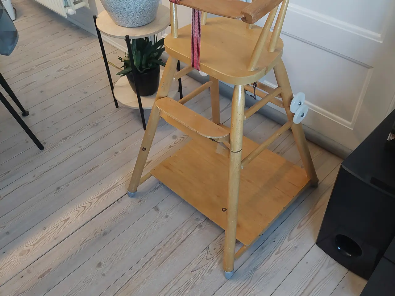 Billede 1 - Højstol / børnebord / stol 300,-