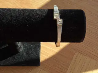 Sølvfarvet armbånd